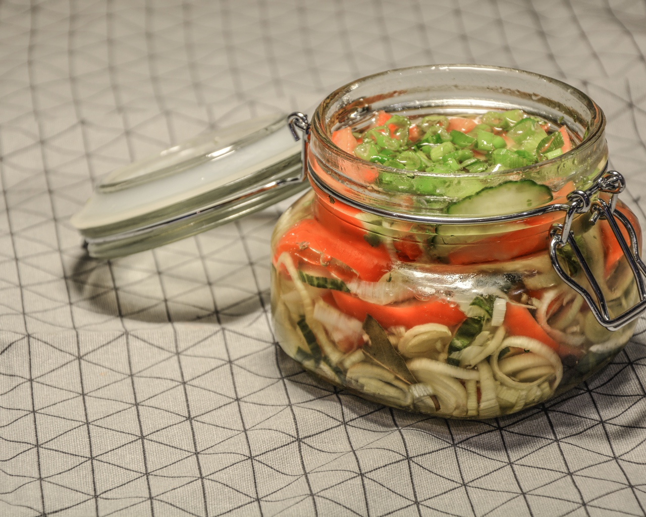 Салат из овощей в стеклянной банке 