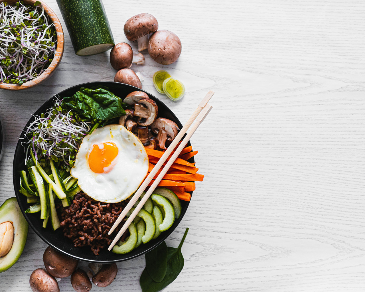 Овощи с яичницей на столе 