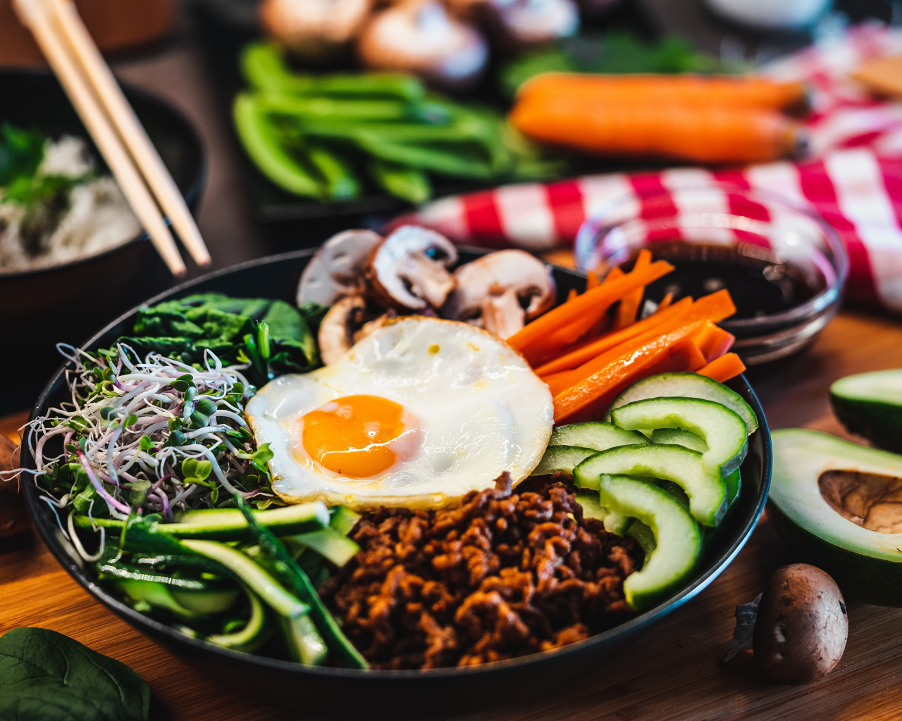 Вегетарианский завтрак на столе с овощами