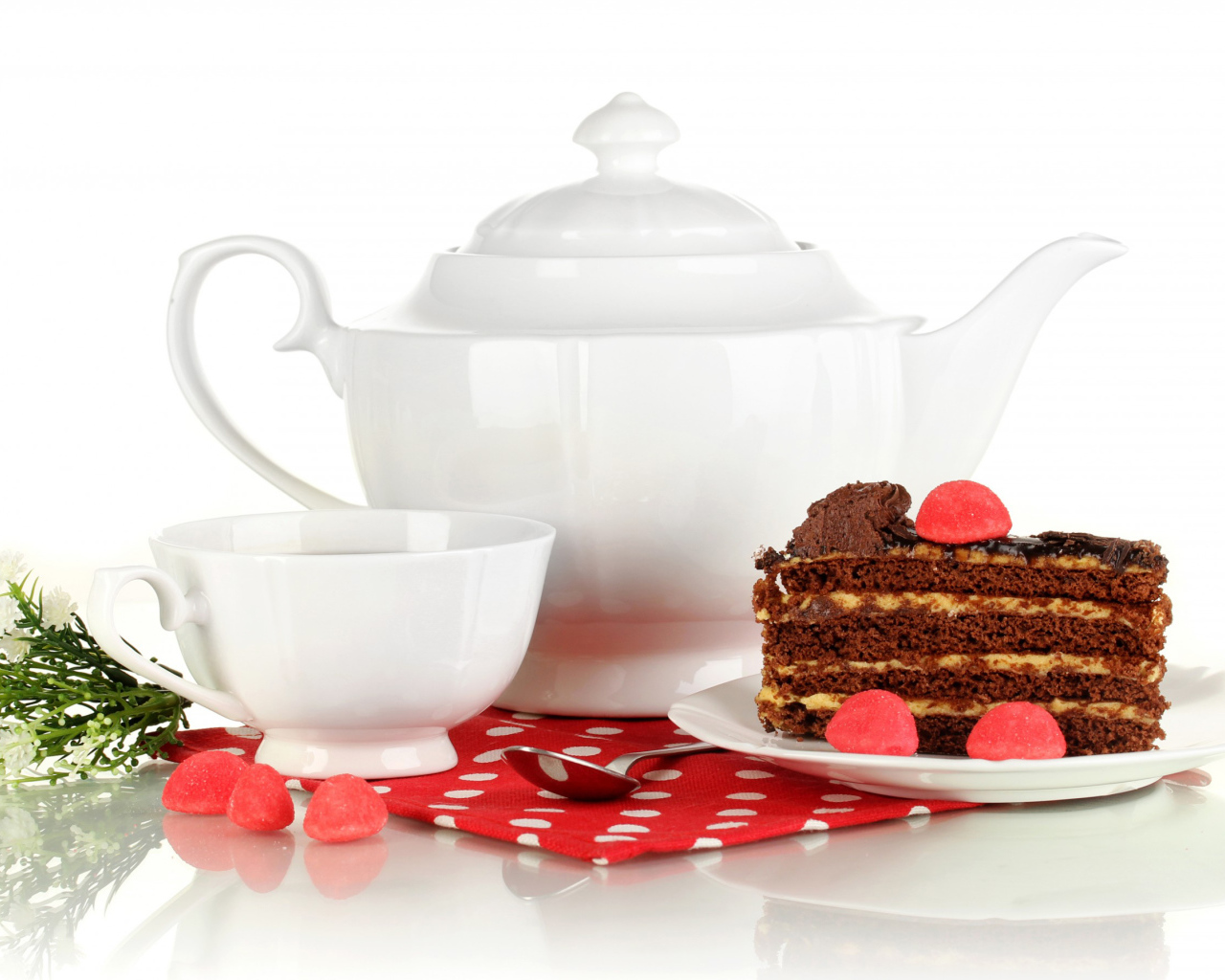 Белая чашка чая и чайник на столе с куском торта