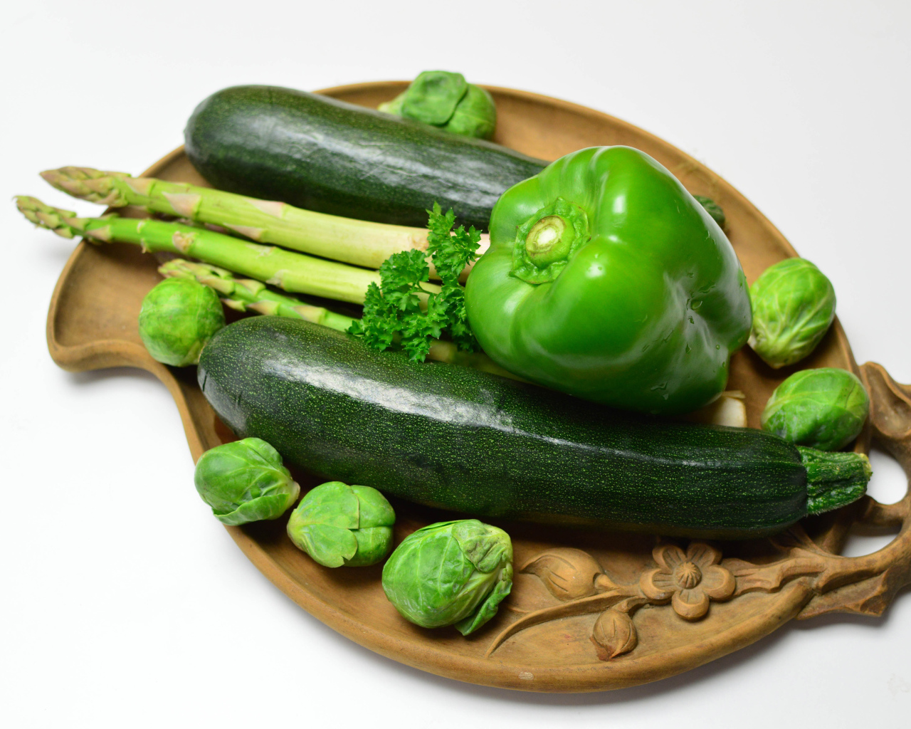 Кабачки, перец, капуста и спаржа на белом фоне