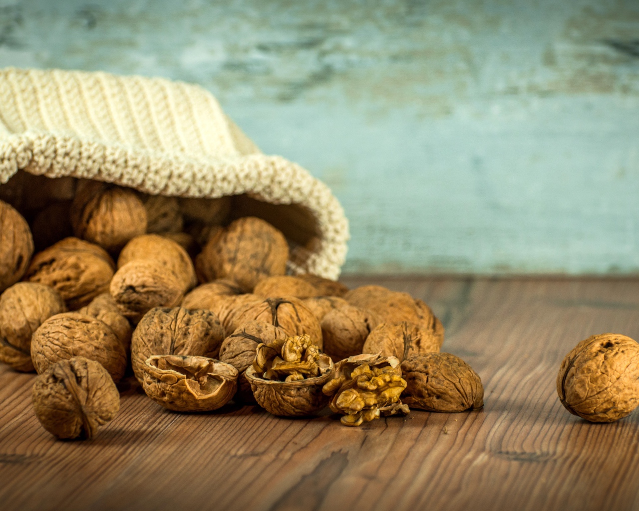 Мешок с грецкими орехами на столе 