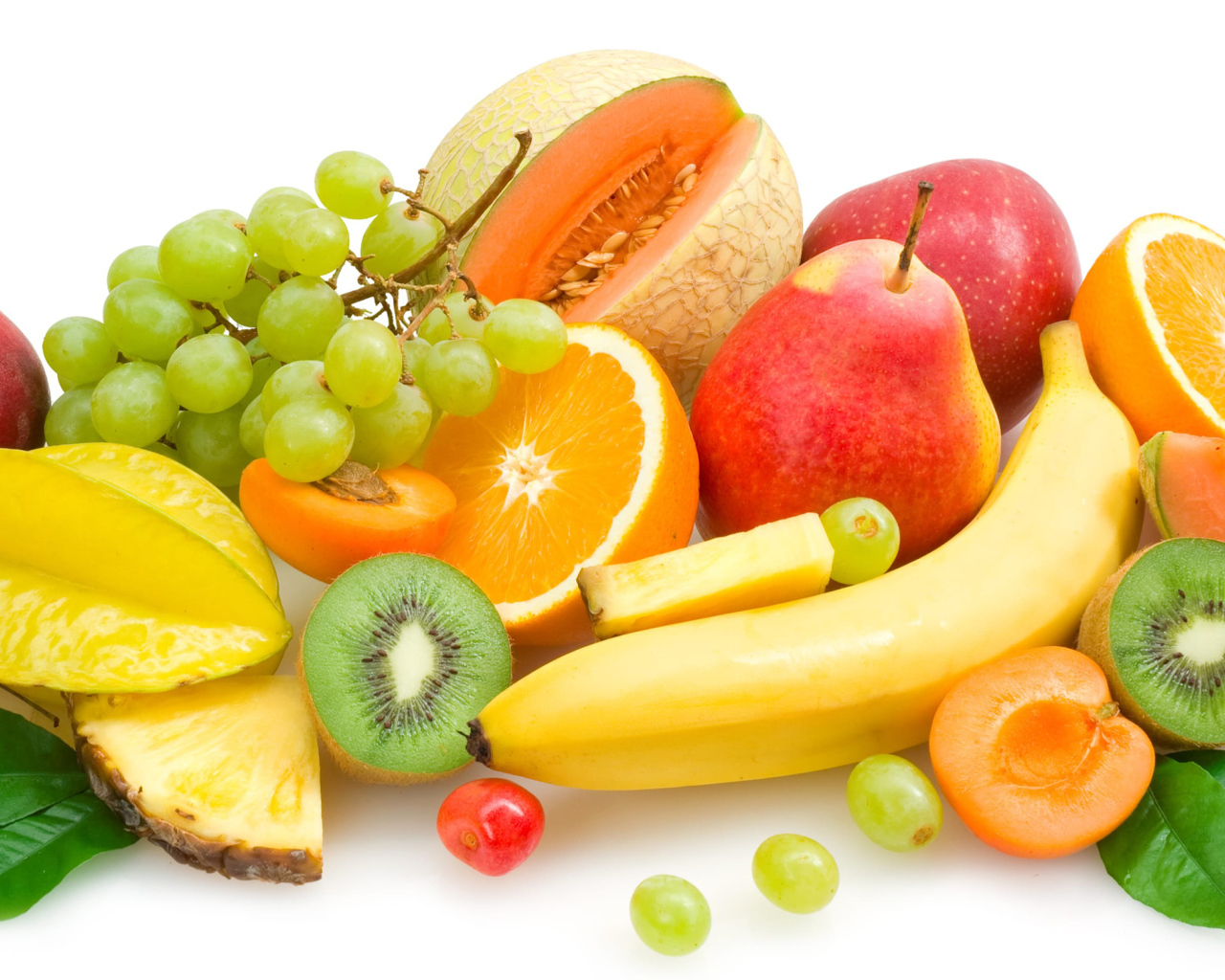 Аппетитное фруктовое ассорти на белом фоне