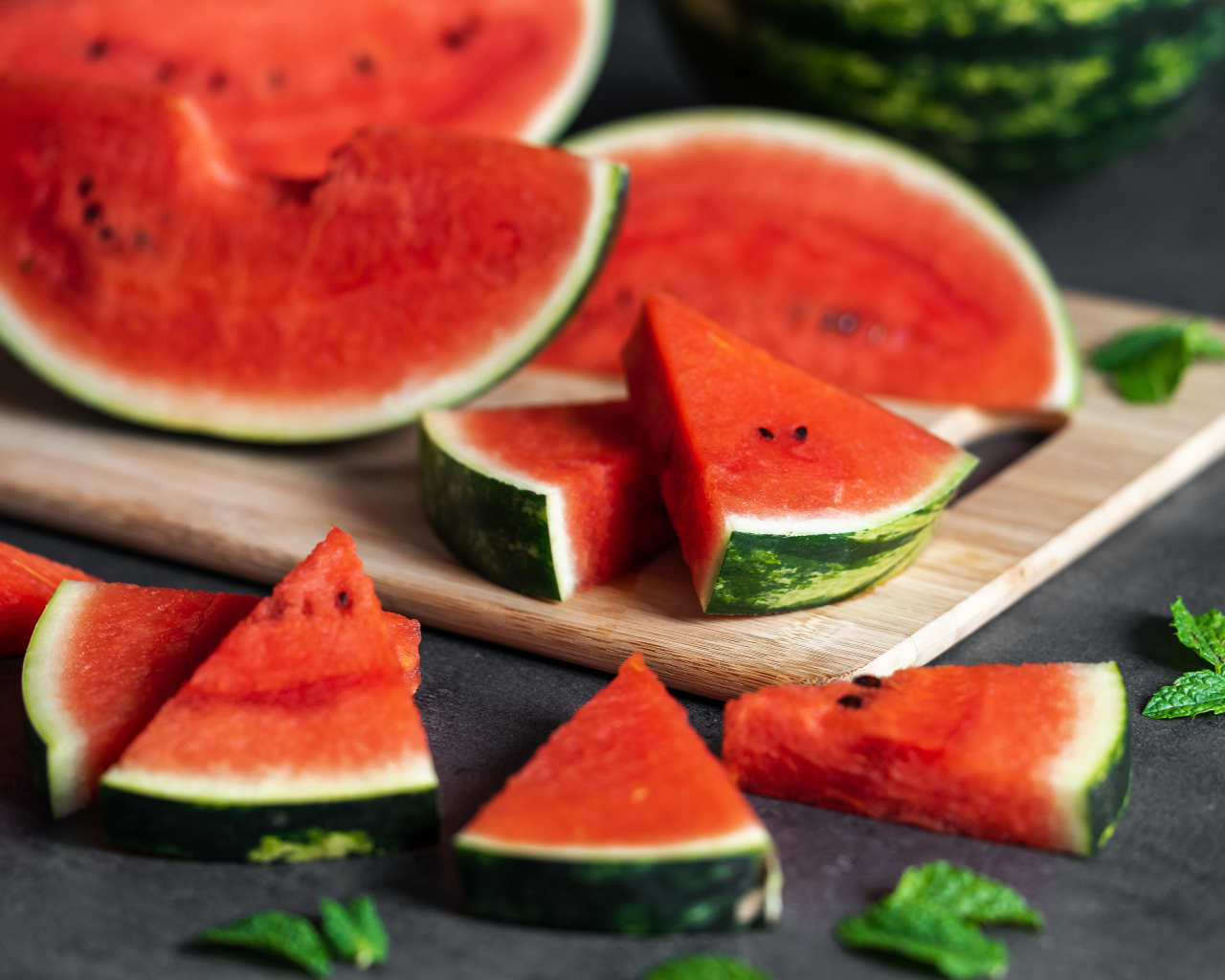 Аппетитный сочный арбуз кусочками на столе