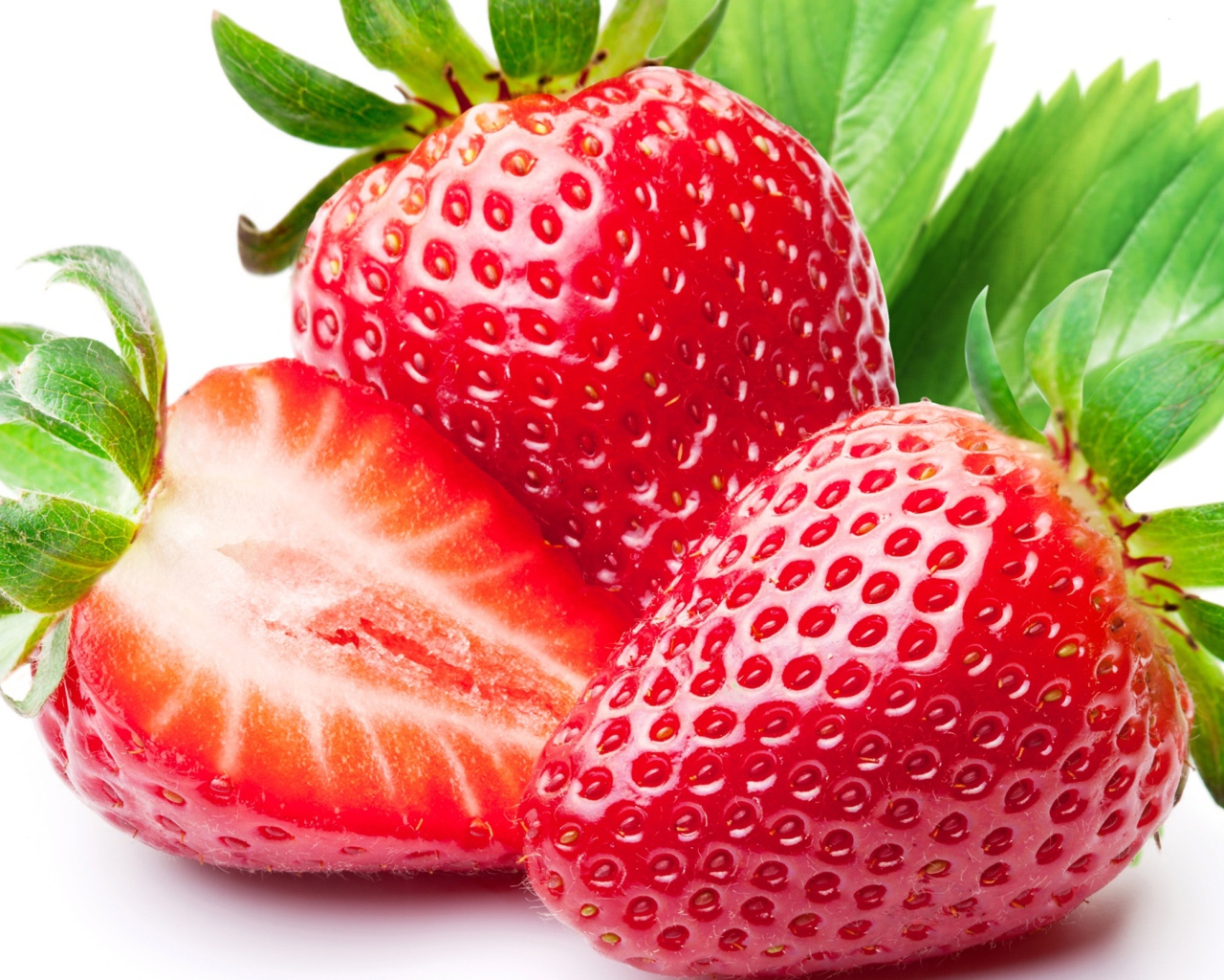 Аппетитная красная сладкая клубника на белом фоне