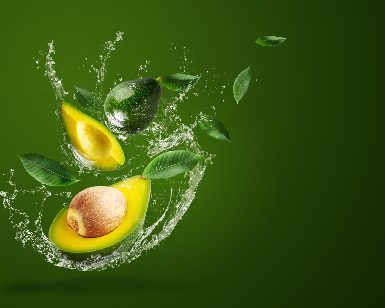 Авокадо в брызгах воды на зеленом фоне