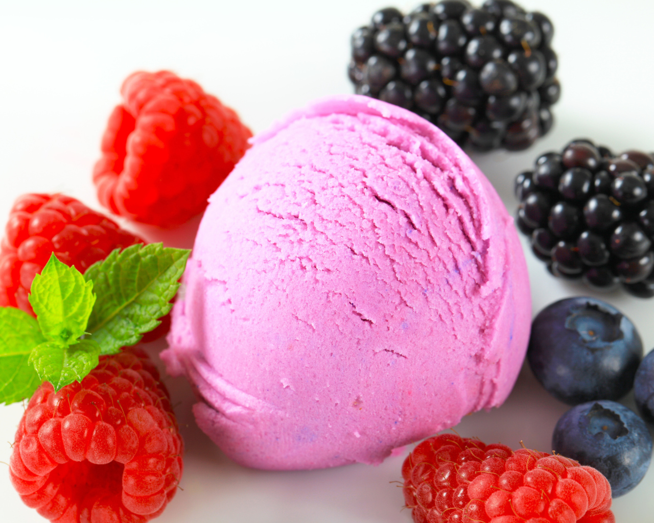 Шарик мороженого с ягодами малины, черники и ежевики 