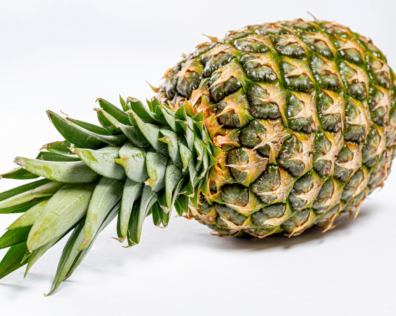 Большой спелый ананас на белом фоне