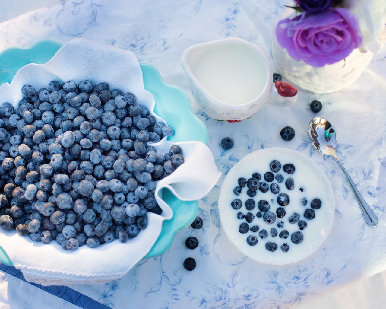 Синие ягоды черники на столе с молоком 