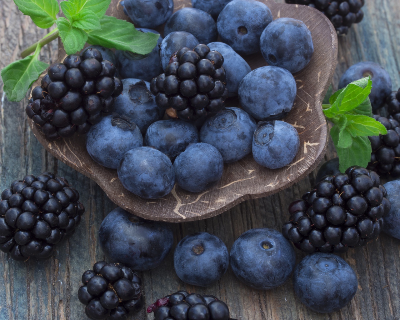 Ягоды черники и ежевики на столе 