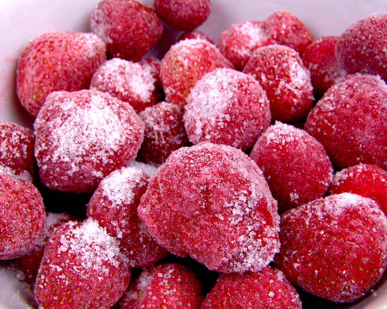 Миска с замороженной клубникой  