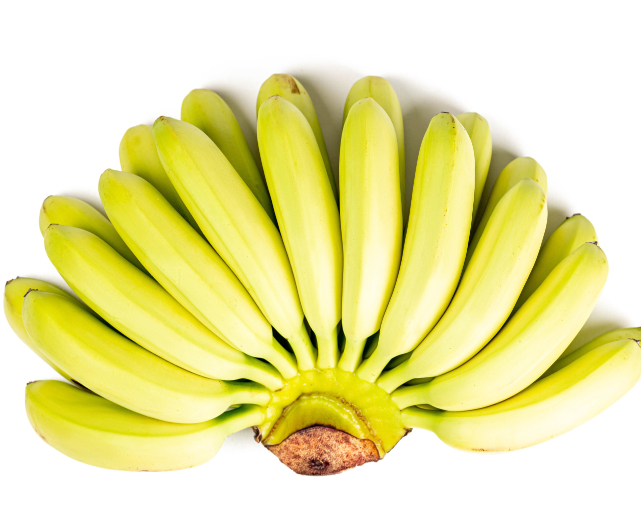 Связка спелых бананов на белом фоне