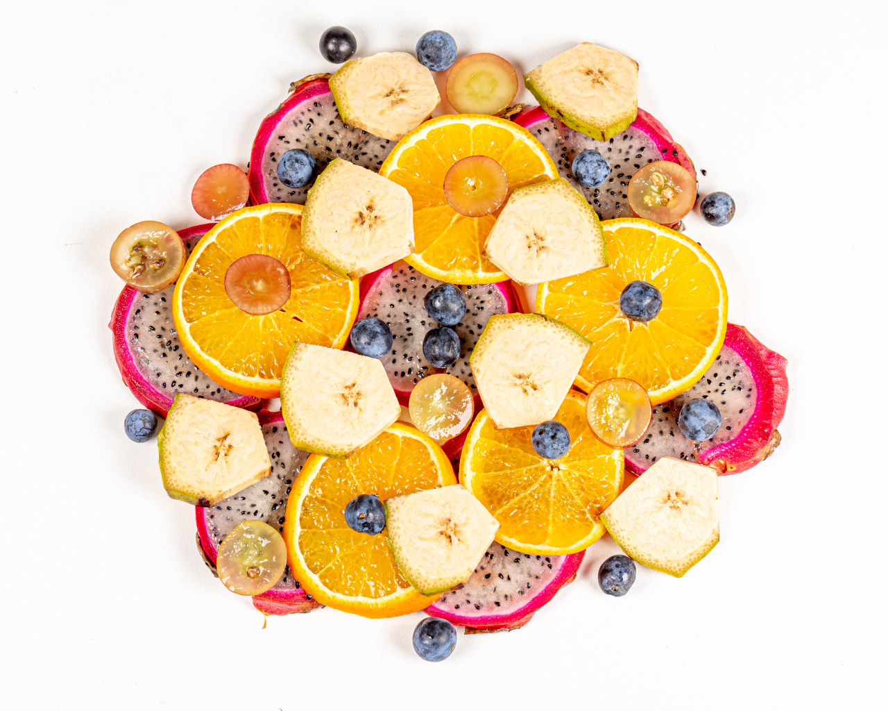 Цитрусовые фрукты с ягодами на белом фоне