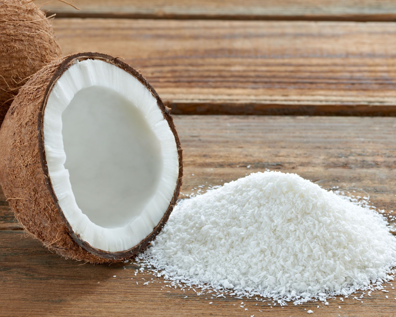 Кокос на столе с кокосовой стружкой 
