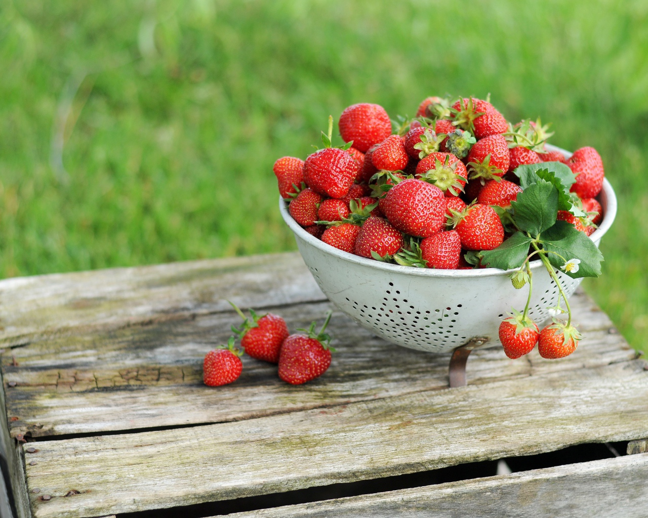 Дуршлаг с помытой красной клубникой 