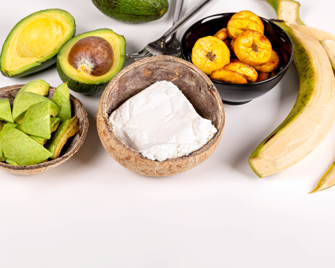 Творог, авокадо и банан на столе 
