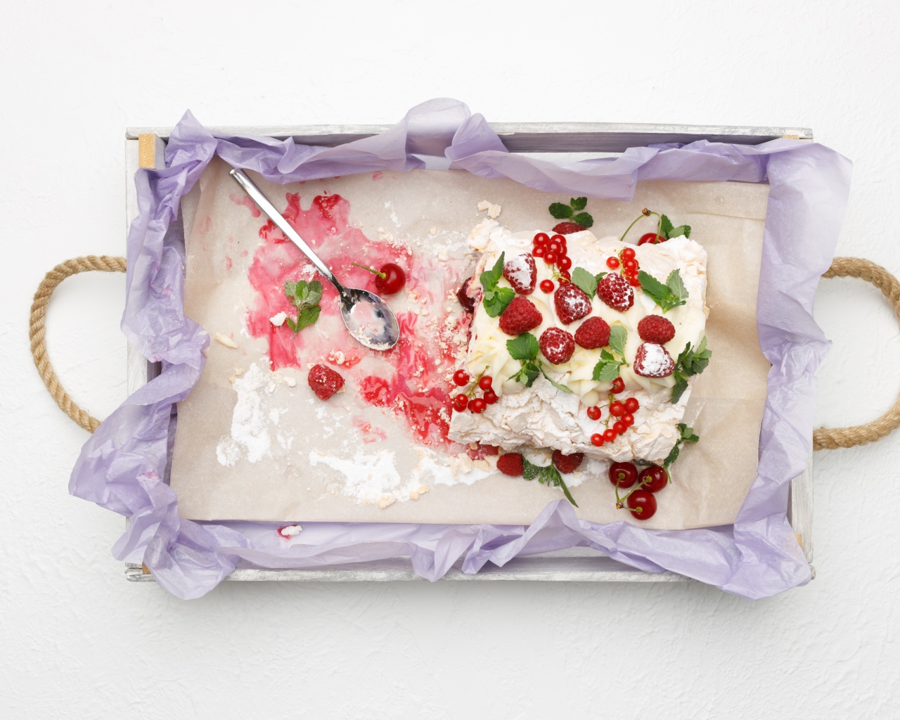 Творожная запеканка с ягодами на столе