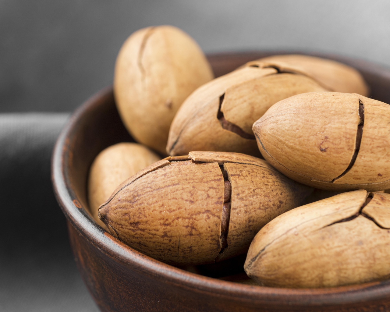 Треснувшие орехи пекан