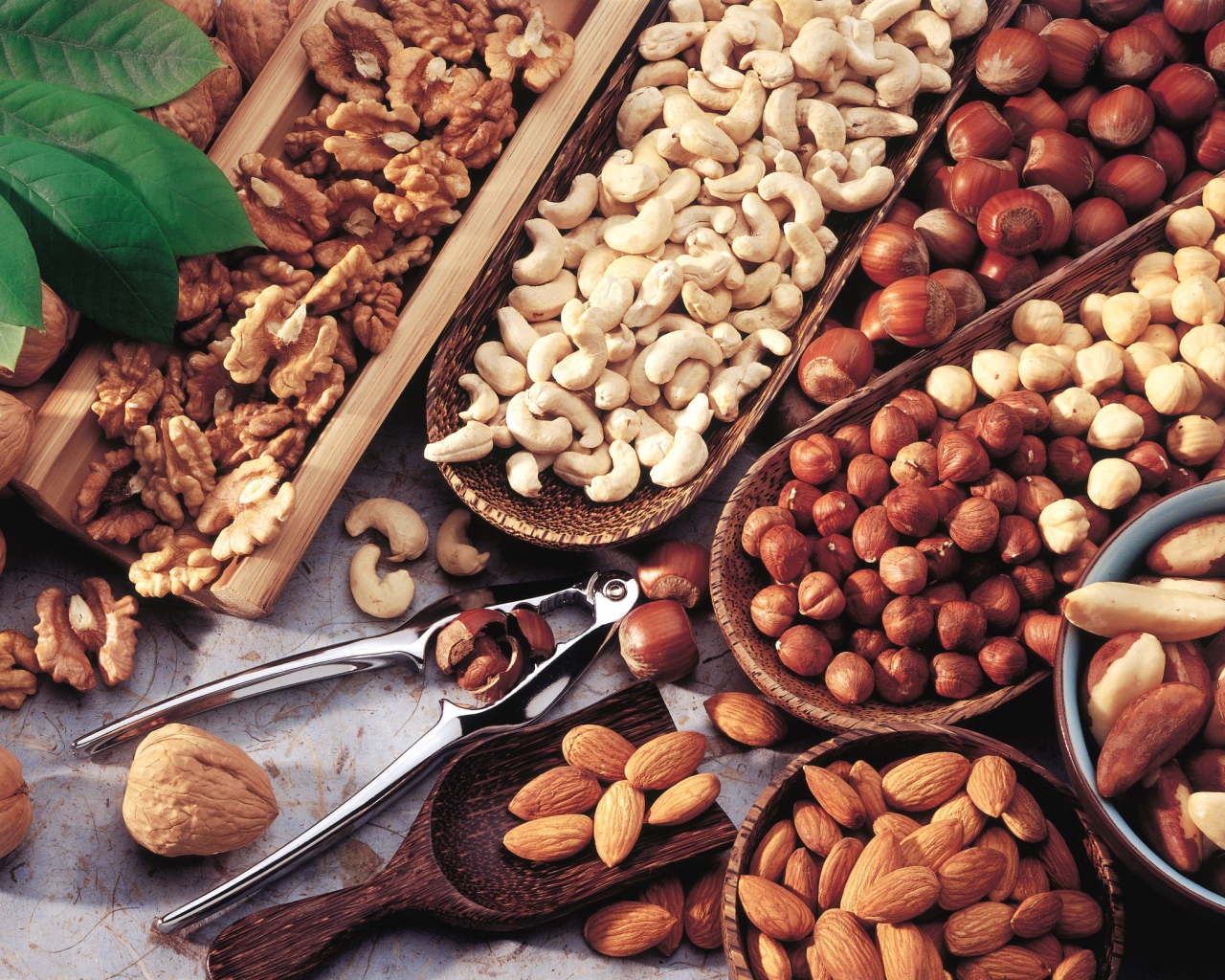 Различные виды орехов на столе 