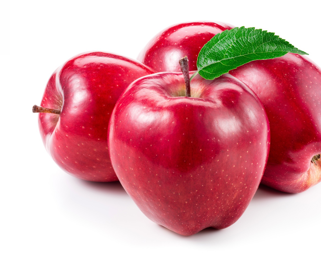 Четыре красных яблока крупным планом на белом фоне