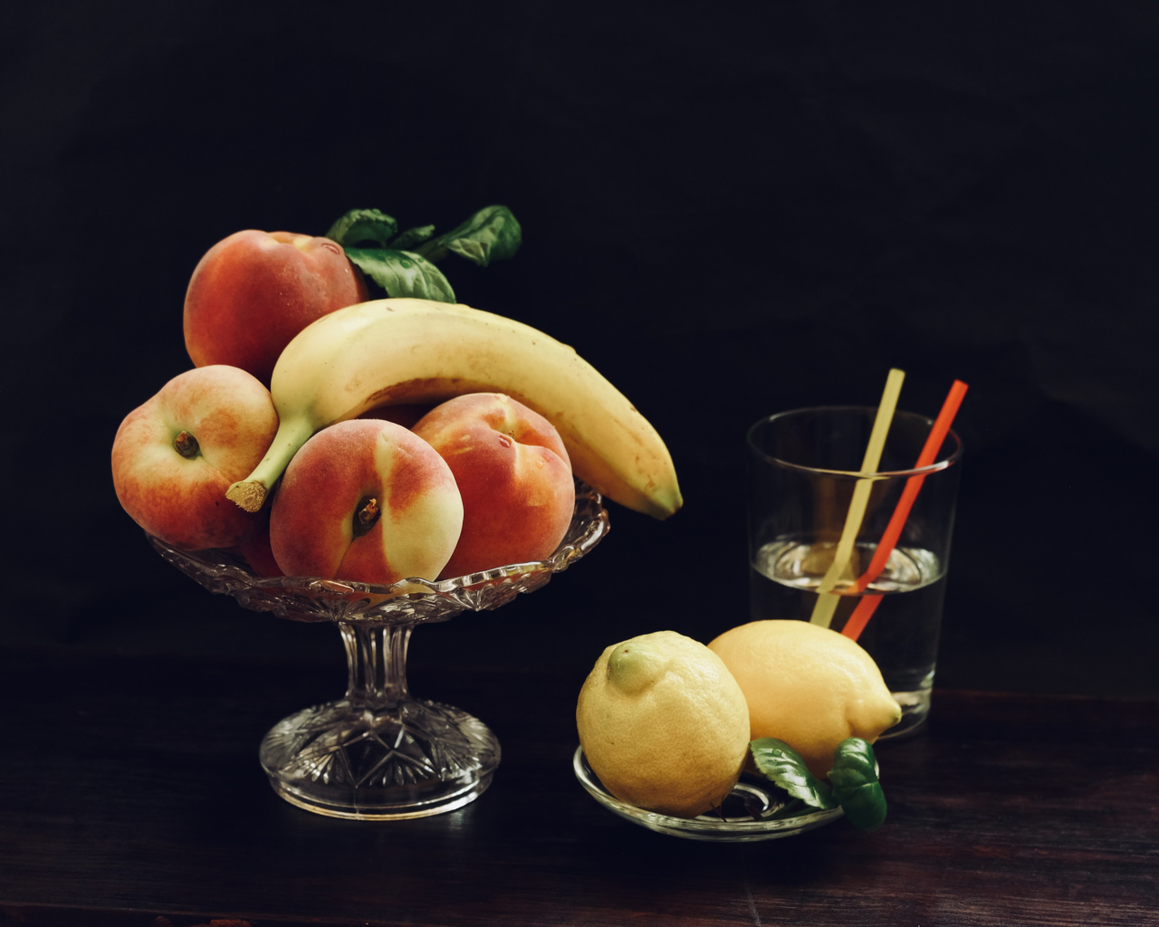 Свежие фрукты на столе с напитком