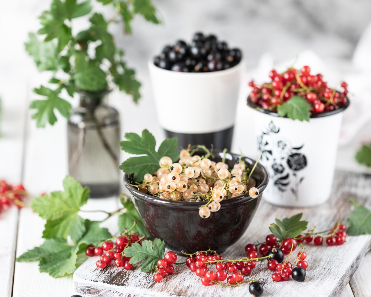 Свежая красная, черная и белая смородина на столе