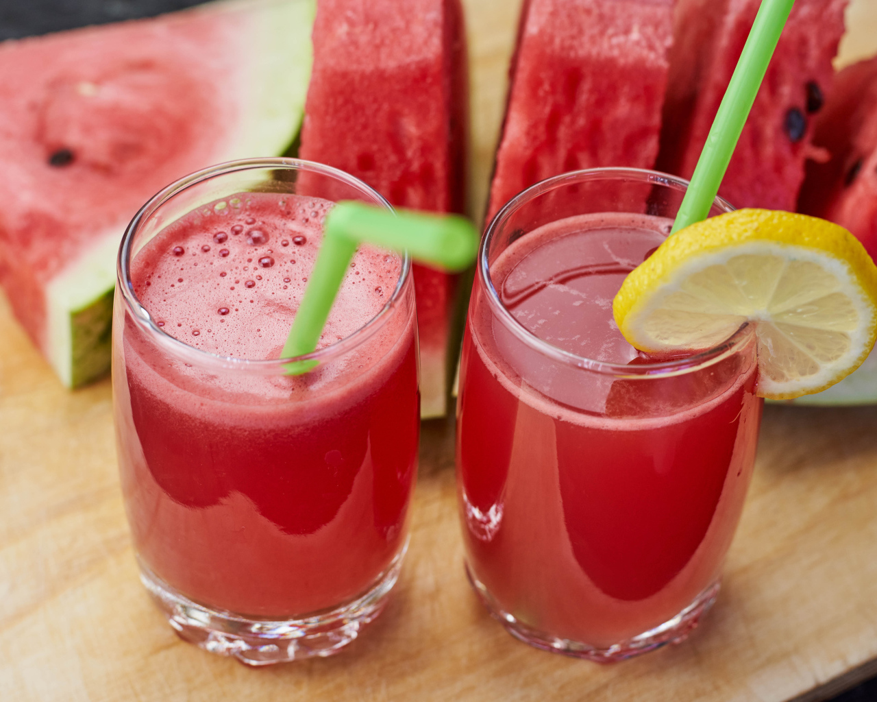 Свежий арбузный сок в стаканах на столе