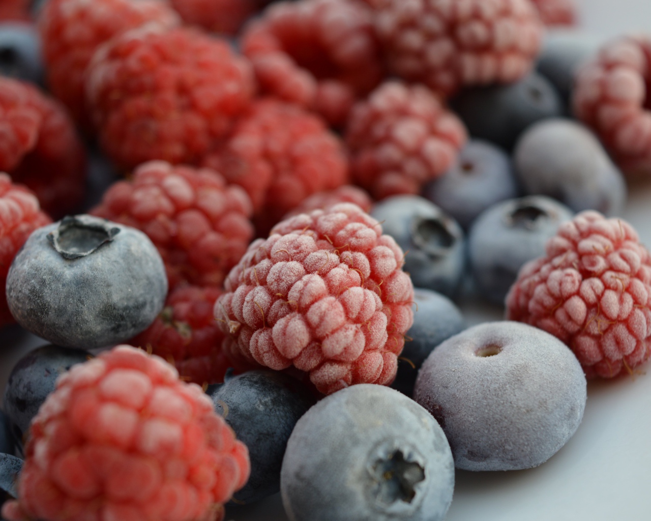 Замороженные ягоды черники и малины на столе