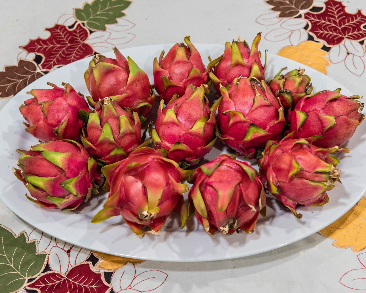 Фрукты питая на белой тарелке на столе