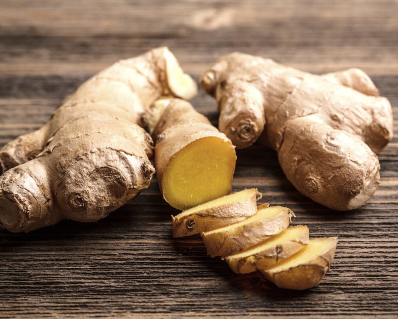 Корни имбиря на деревянном столе 
