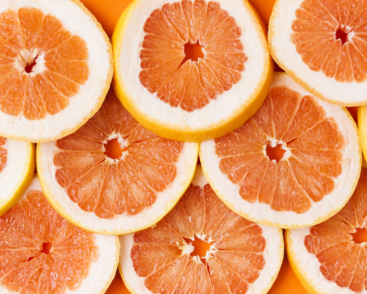 Кружочки грейпфрута крупным планом