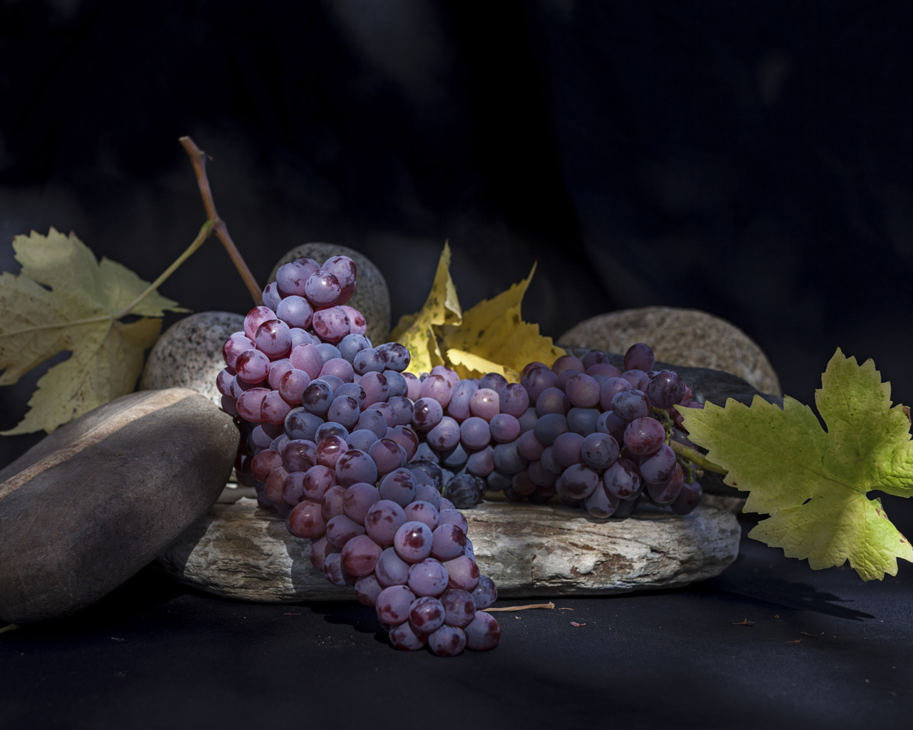 Большие гроздья розового винограда с камнями