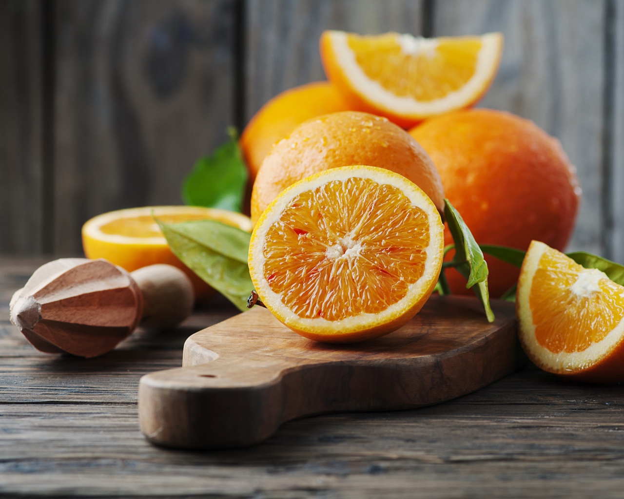 Большие спелые апельсины на доске 