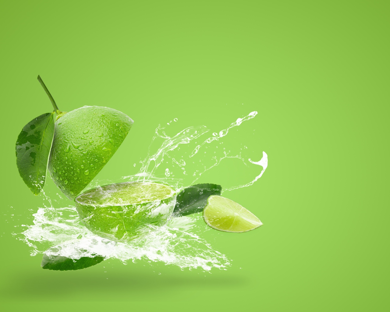 Лайм в брызгах воды на зеленом фоне