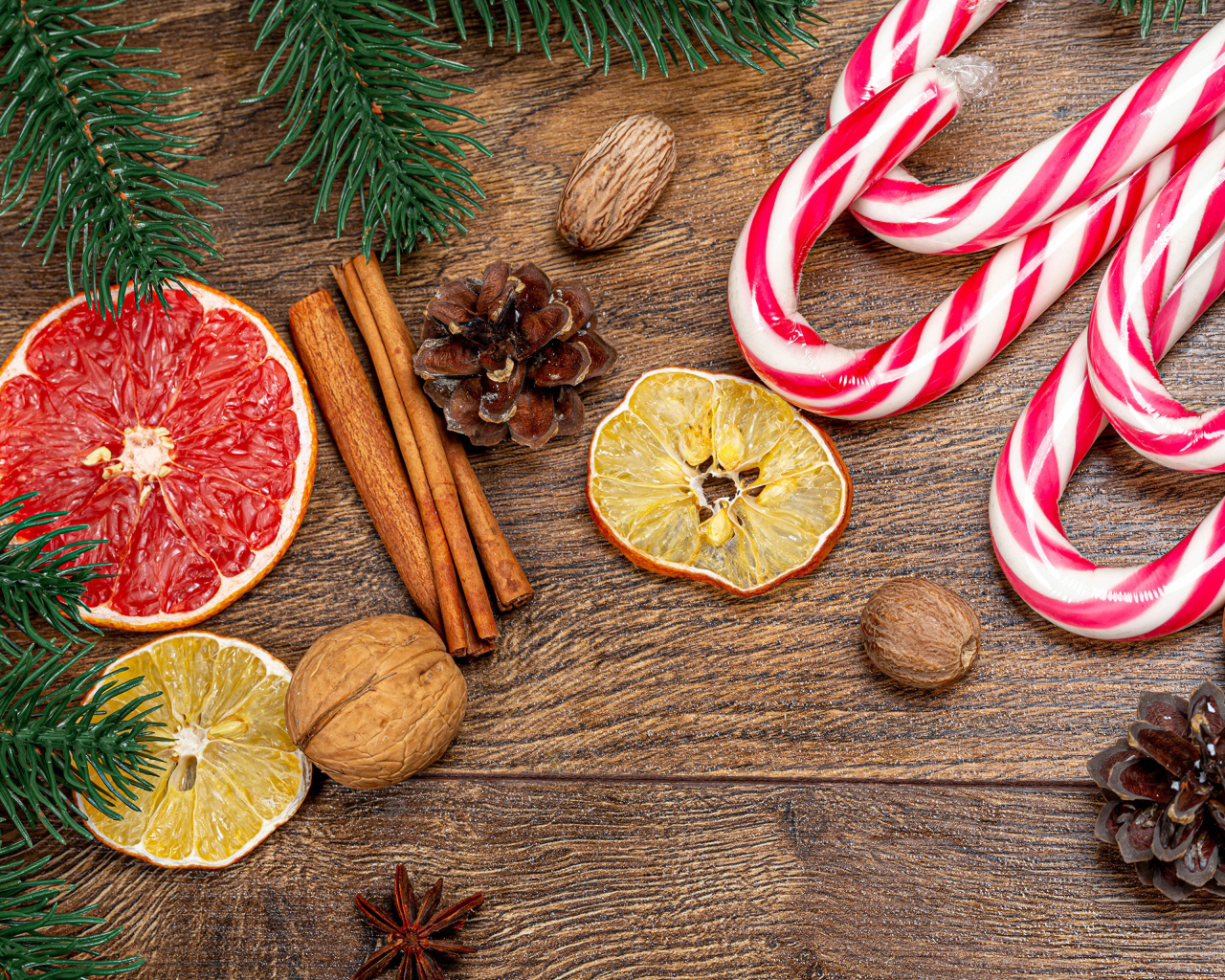 Леденцы на столе с орехами, корицей и апельсинами