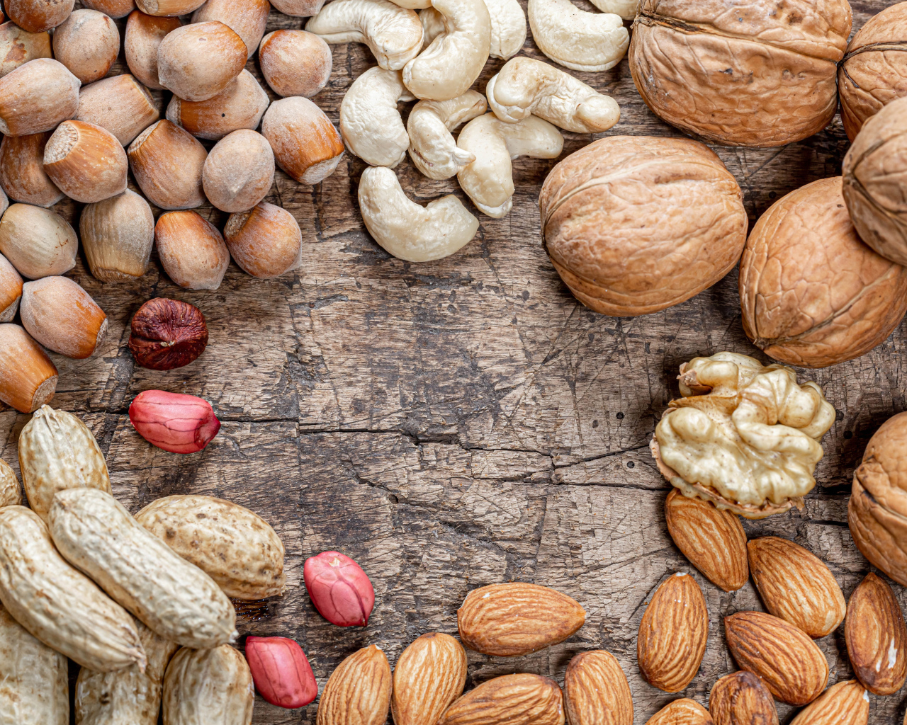 Много различных орехов на деревянном столе
