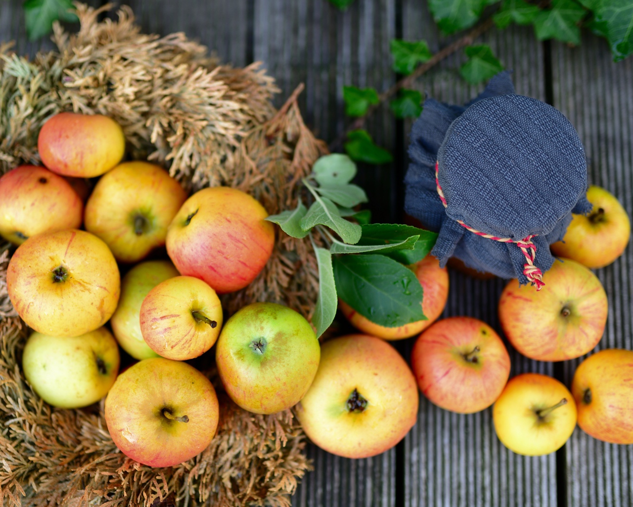 Много спелых яблок на столе с вареньем 