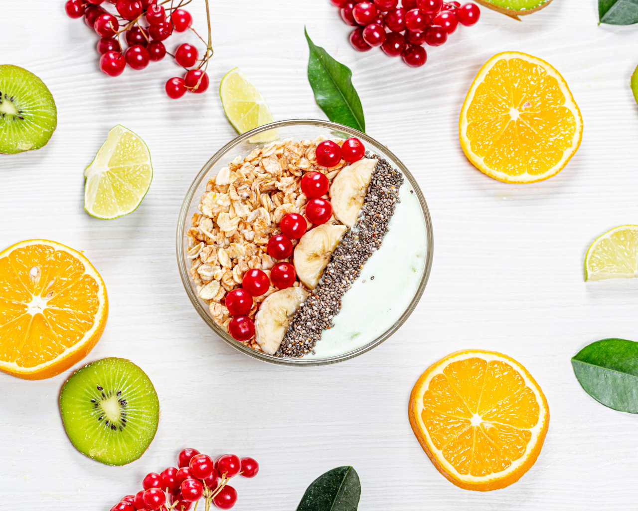 Мюсли на столе с калиной и цитрусовыми фруктами