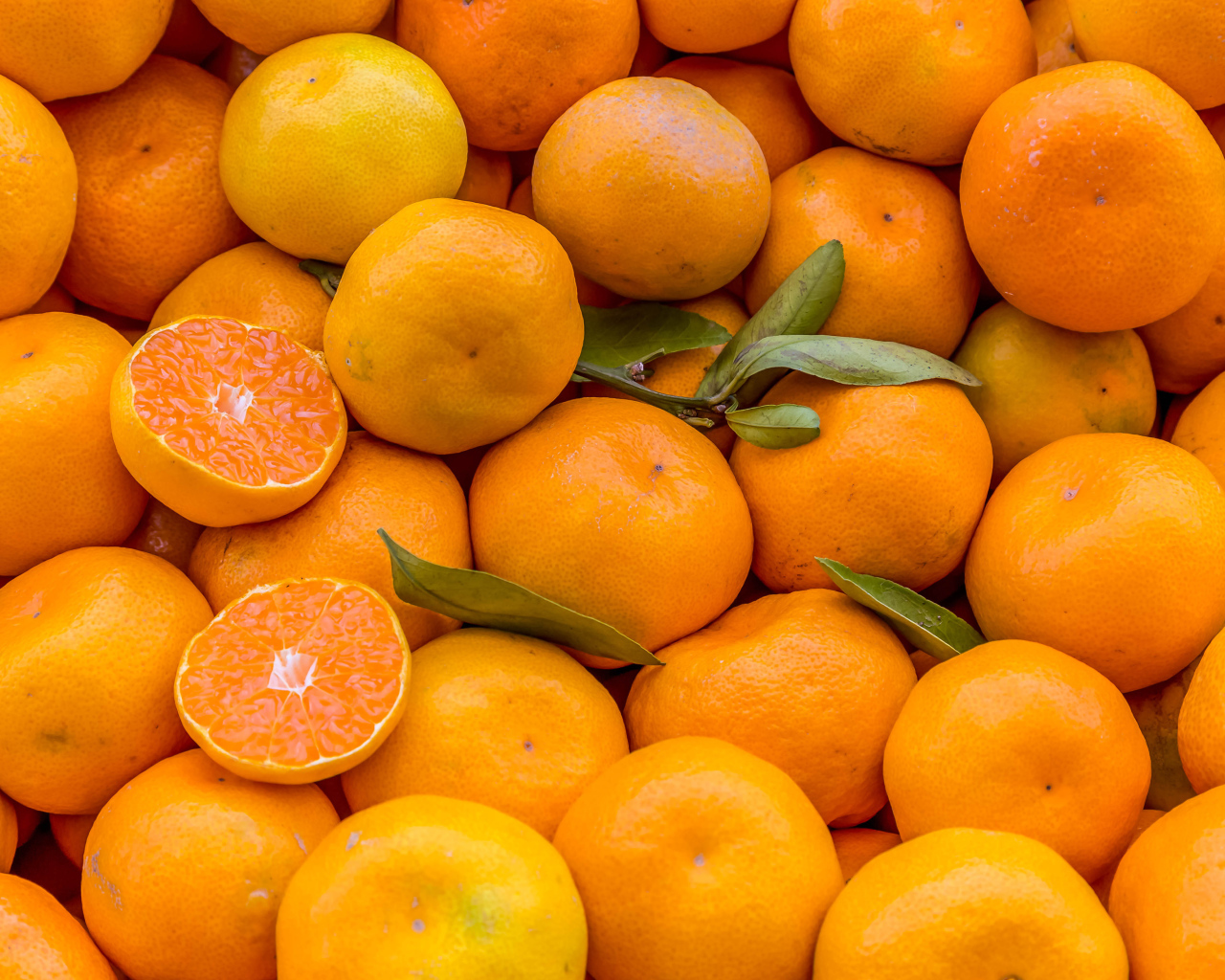 Оранжевые спелые мандарины крупным планом 