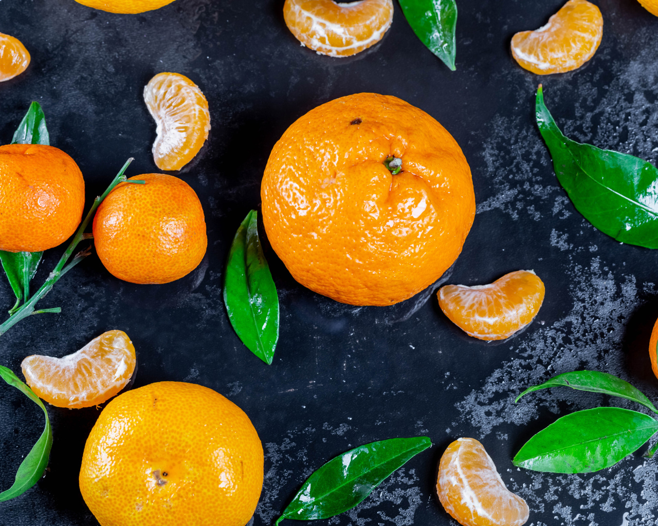 Оранжевые мандарины на мокрой поверхности 