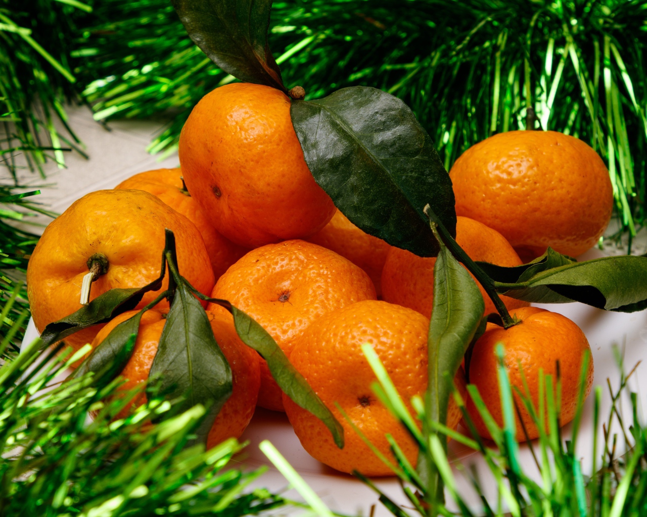 Оранжевые мандарины с мишурой 