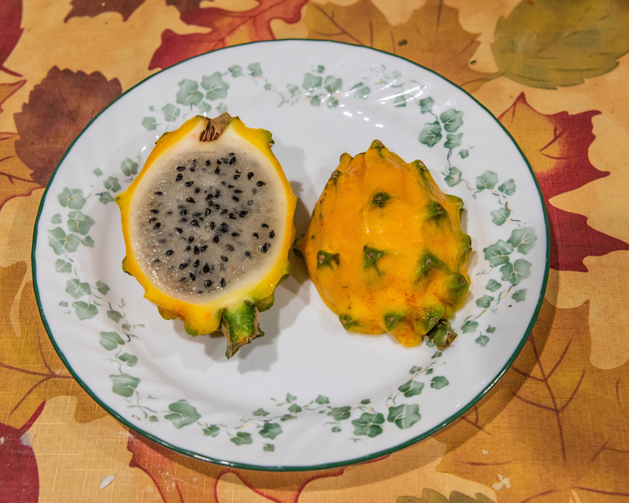 Фрукт петайя на тарелке на столе