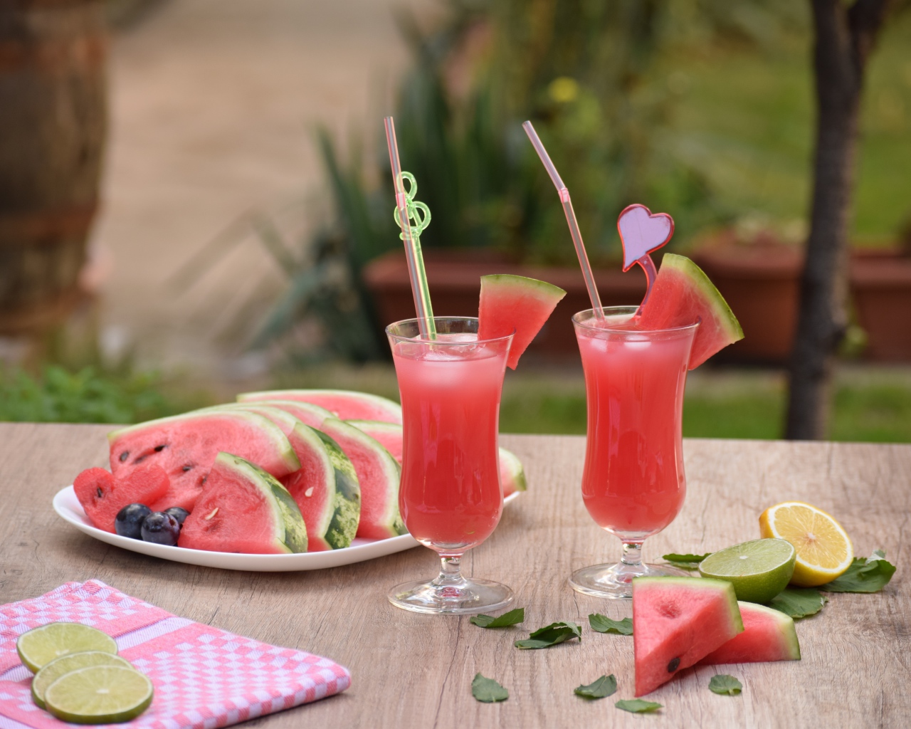 Куски арбуза на столе с коктейлем