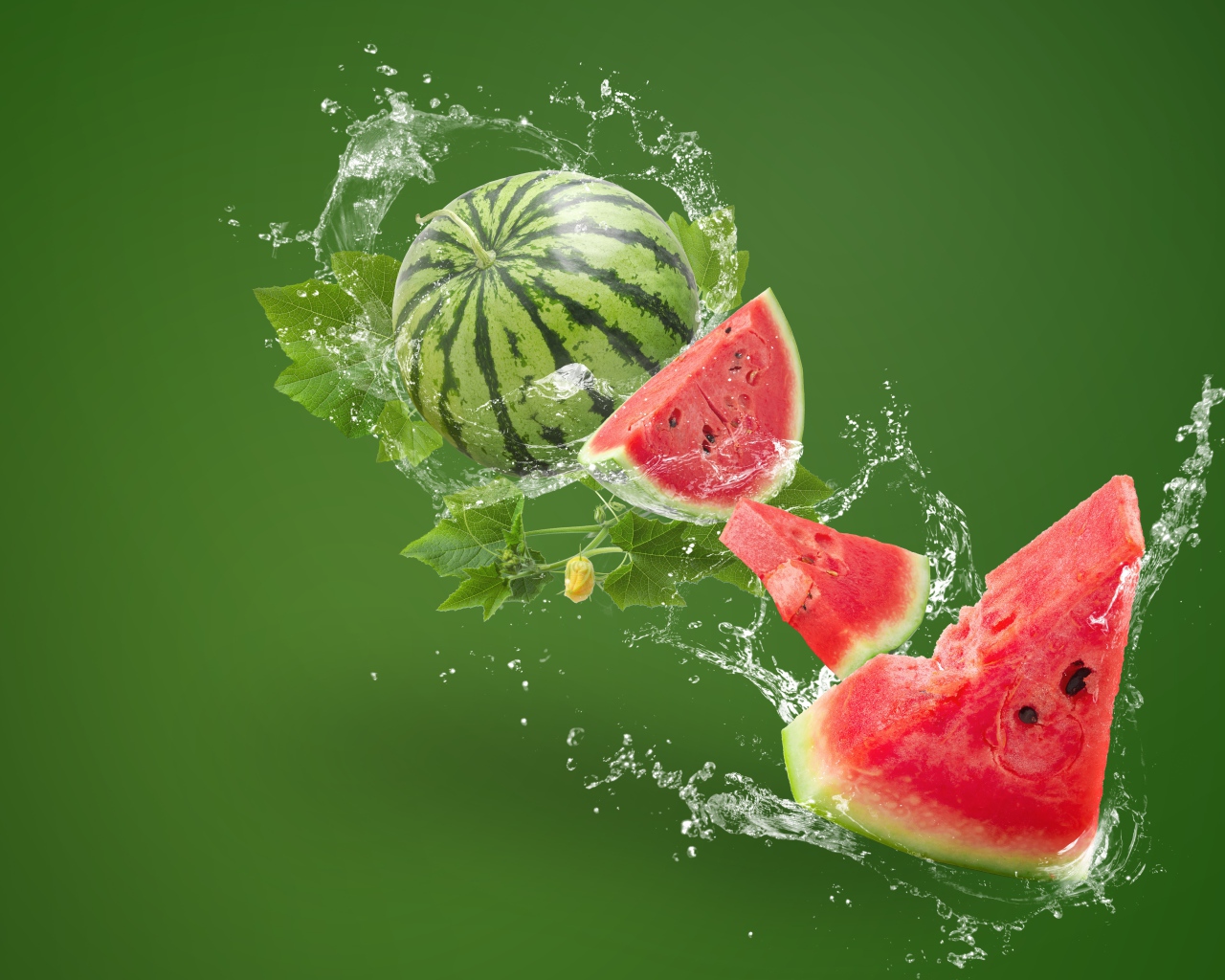 Куски арбуза с в брызгах воды на зеленом фоне