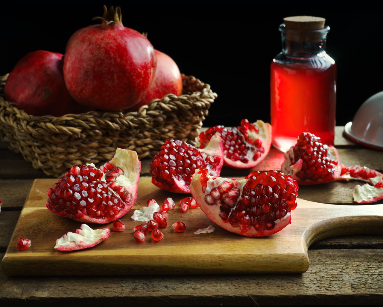 Плоды граната на столе с соком 