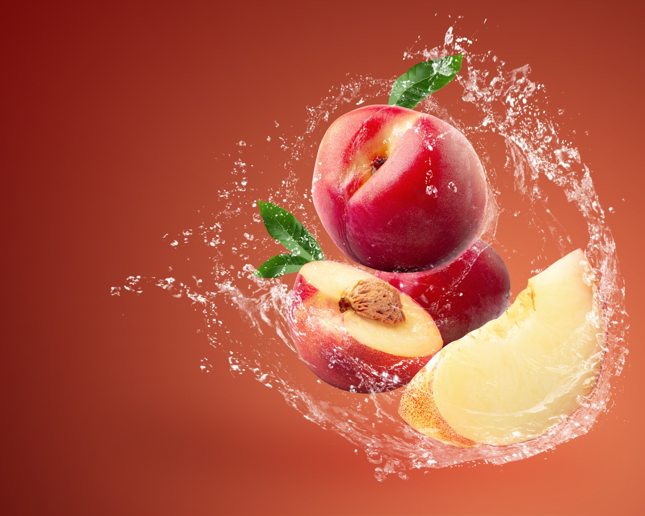 Красные плоды нектарина в воде на коричневом фоне