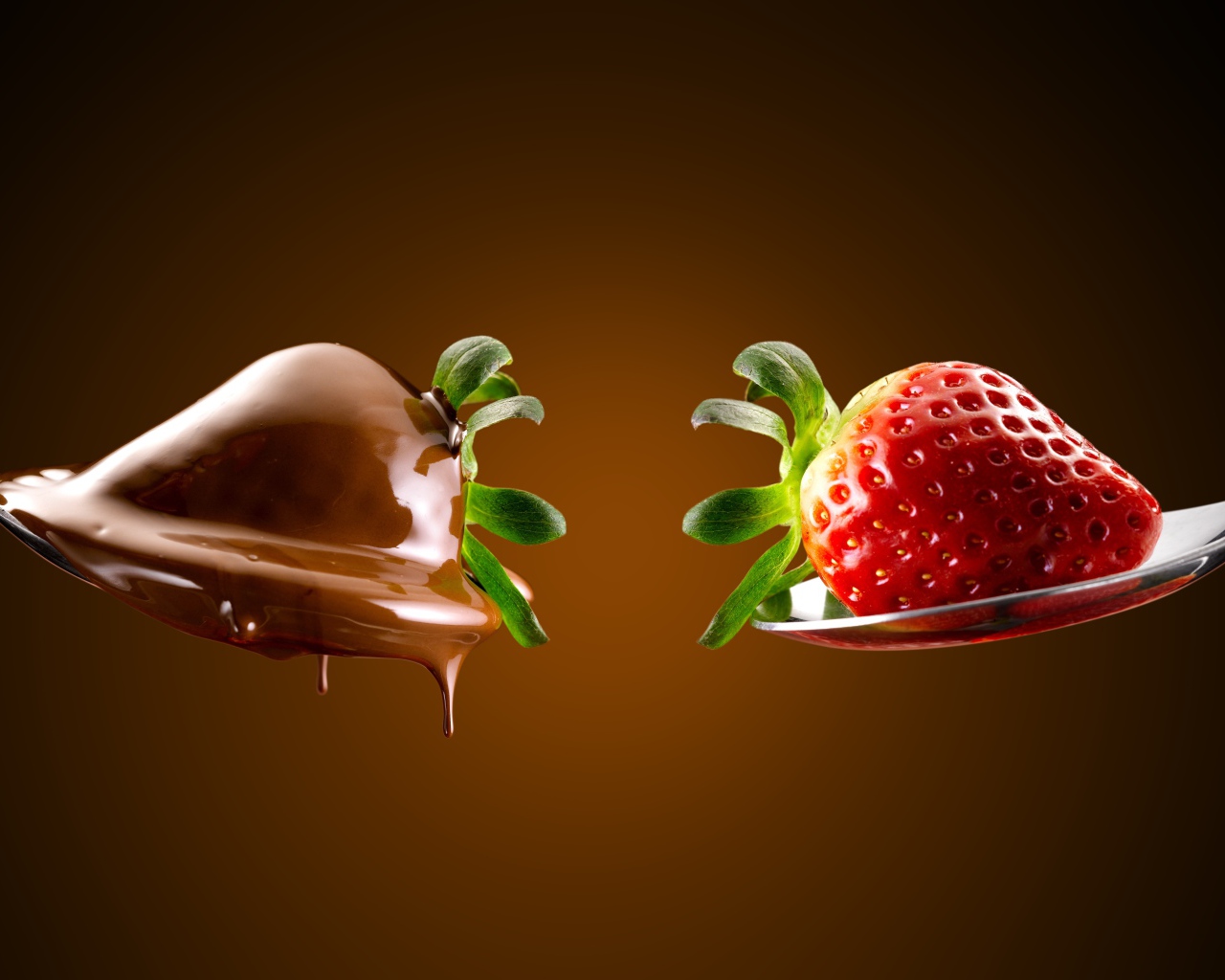 Красная клубника и в шоколаде на ложках 