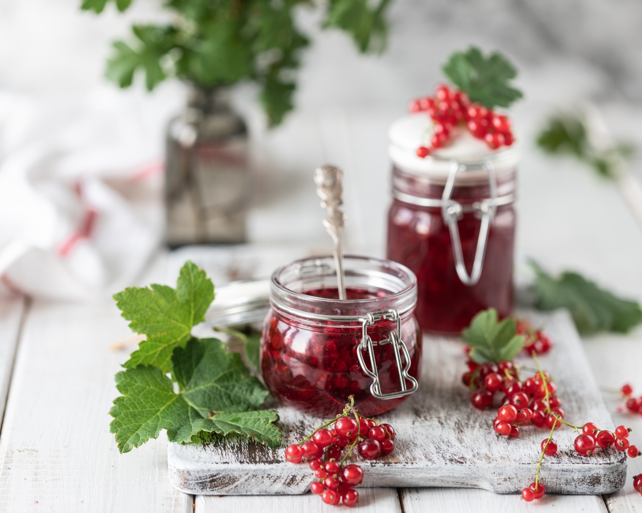 Варенье из красной смородины на столе со свежими ягодами