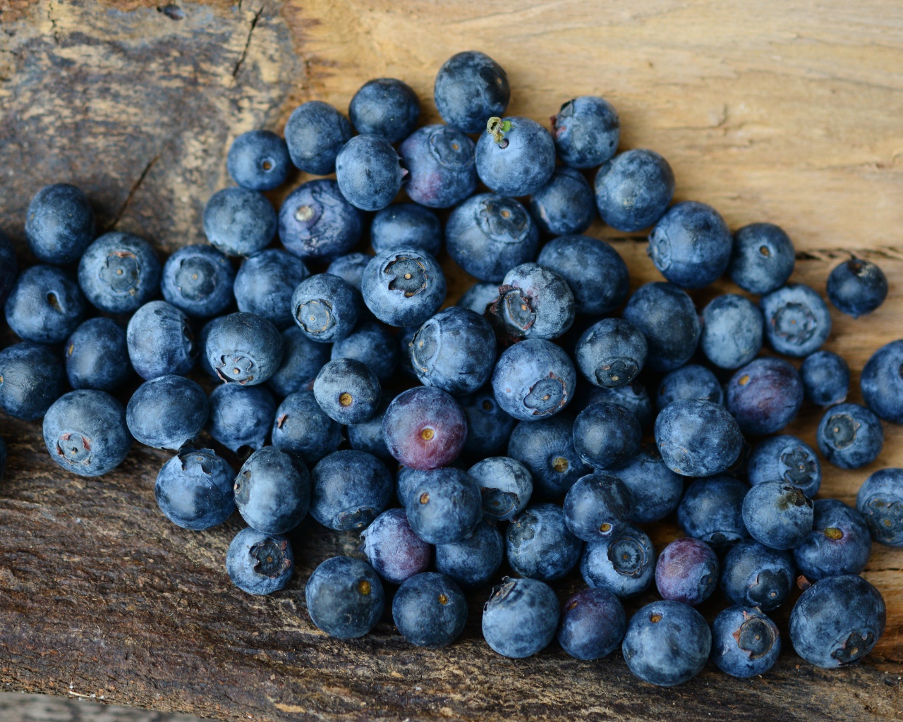 Спелая синяя ягода черника на столе крупным планом 