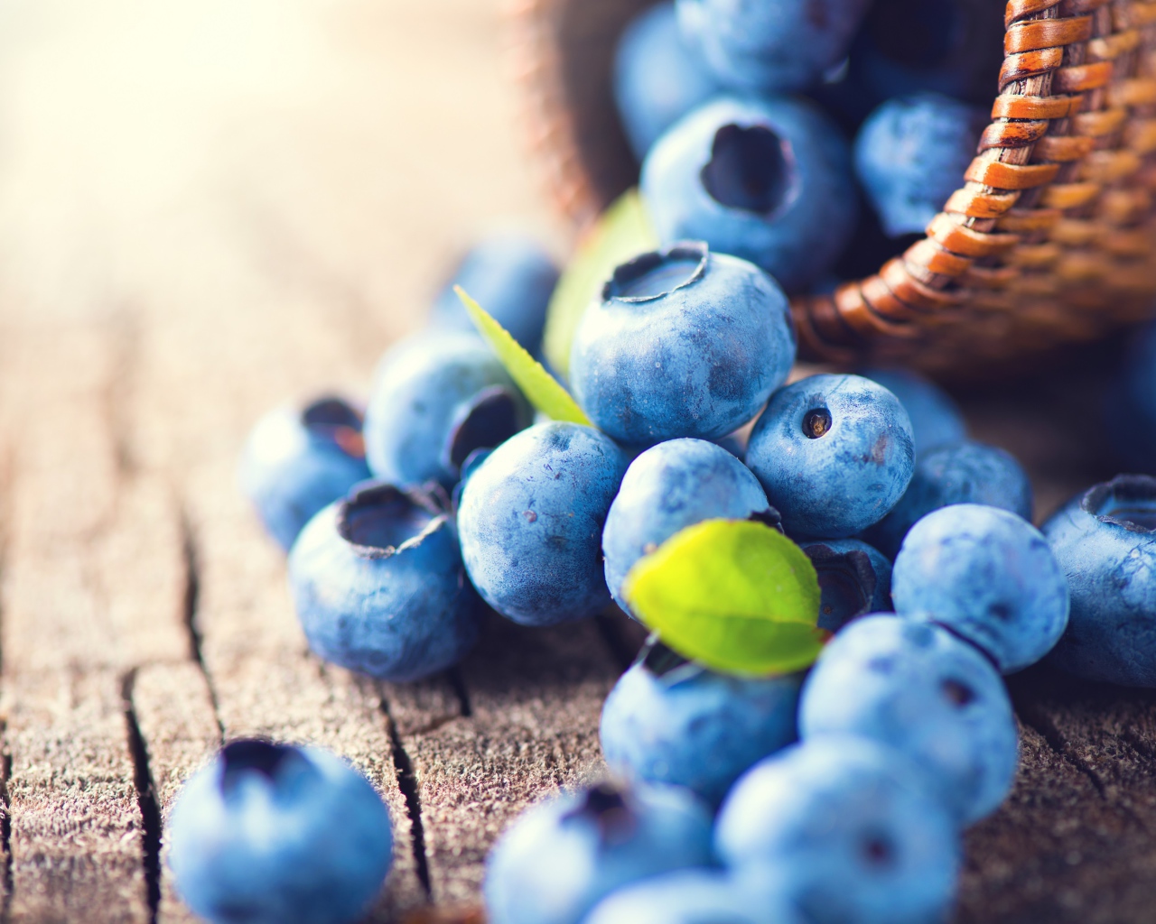 Спелые сочные ягоды черники на столе 